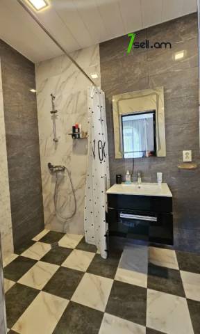 Երկու հարկանի քարե տուն Նոր Արեշի 7-րդ փողոցում Էրեբունիում, 520 քմ, 3+ սանհանգույց