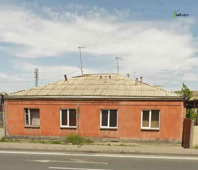 Մեկ հարկանի քարե տուն Երևանյան փողոցում Փարաքարում, 222 քմ, մասնակի վերանորոգում