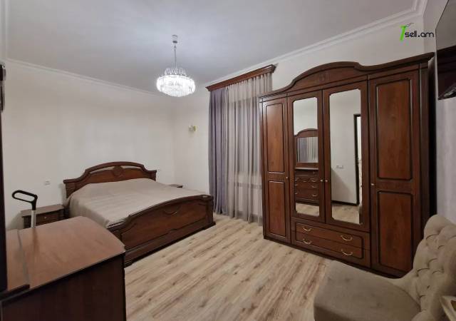 Երկու հարկանի քարե տուն Մուրացանի փողոցում Էրեբունիում, 220 ք.մ., 3+ սանհանգույց