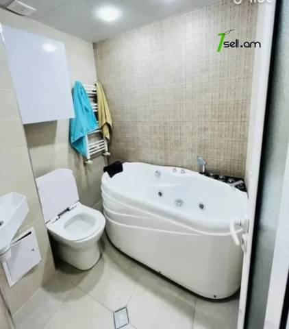 2 սենյականոց բնակարան Արամ Խաչատրյան փողոցում, 49 քմ, 9/13 հարկ, դիզայներական ոճով վերանորոգված