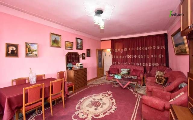 Երեք հարկանի քարե տուն Ազատամարտիկների փողոցում Էրեբունիում, 182 քմ, 2 սանհանգույց