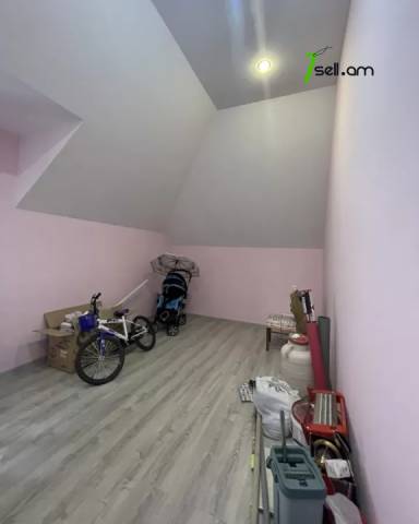 Երկու հարկանի տուն, Աջափնյակ Գ-1 Աջափնյակում, 164 ք.մ., 2 սանհանգույց, կապիտալ վերանորոգված