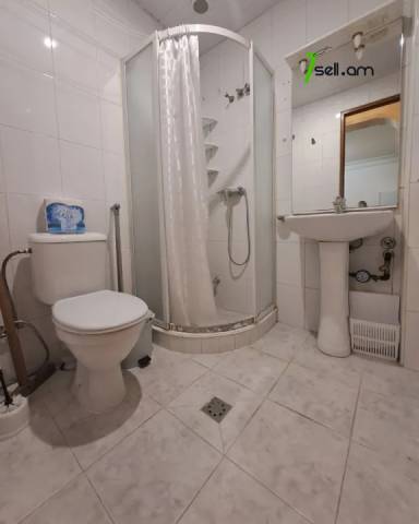 2 սենյականոց բնակարան Մեսրոպ Մաշտոցի պողոտայում, 55 ք.մ., 2/5 հարկ, կապիտալ վերանորոգված, քարե շենք