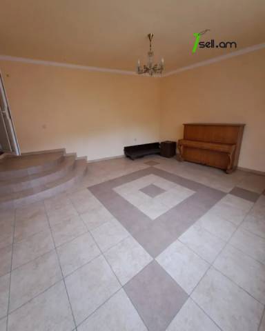 Երկու հարկանի քարե տուն Ադանայի փողոցում կենտրոնում, 170 քմ, 2 սանհանգույց, կոսմետիկ վերանորոգում