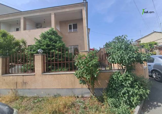 Երեք հարկանի քարե տուն Դավիթ Բեկի փողոցում Էրեբունիում, 900 ք.մ., 2 սանհանգույց