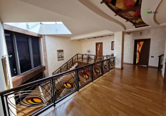 Երեք հարկանի քարե տուն, Ձոր 1 թաղամաս Դավիթաշենում, 800 ք.մ., 3+ սանհանգույց, կապիտալ վերանորոգված