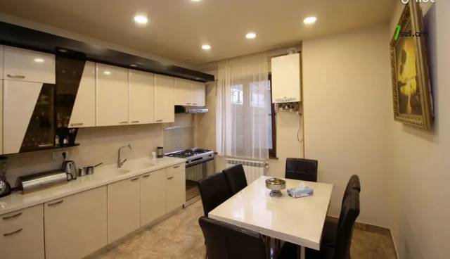 Երկու հարկանի քարե տուն Լուսինե Զաքարյան փողոցում Նորք Մարաշում, 343 քմ, 2 սանհանգույց