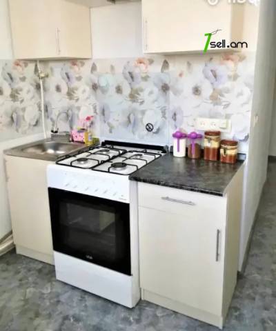 1 սենյականոց բնակարան Ռոստովյան փողոցում, 35 ք.մ., 3/5 հարկ, եվրովերանորոգված, քարե շենք