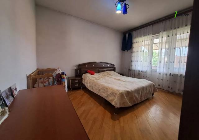 Երեք հարկանի քարե տուն Դավիթ Բեկի փողոցում Էրեբունիում, 900 ք.մ., 2 սանհանգույց