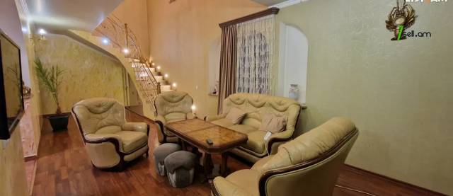 Երկու հարկանի քարե տուն Աջափնյակում, 350 ք.մ., 2 սանհանգույց, եվրովերանորոգված