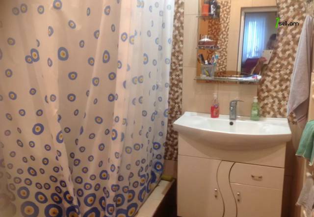 Երկու հարկանի քարե տուն Ազատամարտիկների փողոցում Էրեբունիում, 200 ք.մ., 2 սանհանգույց