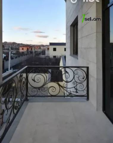 Երեք հարկանի քարե տուն Պարույր Սևակի փողոցում Ավանում, 500 ք.մ., 3+ սանհանգույց