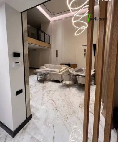 Երկու հարկանի թաունհաուզ Վերին Անտառային փողոցում կենտրոնում, 250 ք.մ., 3+ սանհանգույց