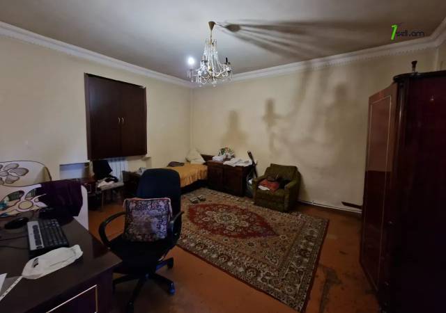 Երկու հարկանի քարե տուն Խորեն Խաչատրյան փողոցում Աջափնյակում, 300 ք.մ., 2 սանհանգույց