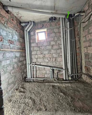 Երեք հարկանի տուն Պրահայի փողոցում կենտրոնում, 920 ք.մ., 3+ սանհանգույց, մասնակի վերանորոգում