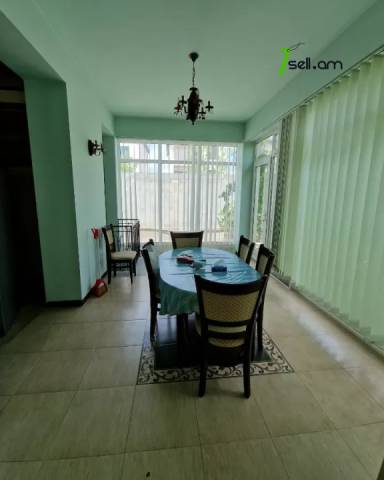 Մեկ հարկանի քարե տուն Խաչատուր Աբովյանի 27-րդ փողոցում Ավանում, 1000 ք.մ., 2 սանհանգույց