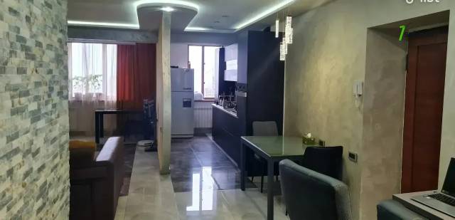 3 սենյականոց բնակարան Պարույր Սևակի փողոցում, 84 ք.մ., 2 սանհանգույց, եվրովերանորոգված, քարե շենք