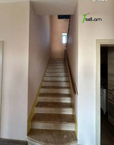 Երկու հարկանի տուն Հատիսի փողոցում Աբովյանում, 210 ք.մ., 3+ սանհանգույց, եվրովերանորոգված