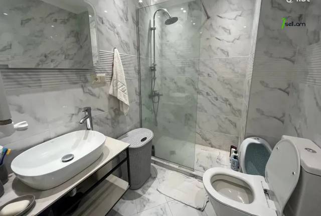 3 սենյականոց բնակարան նորակառույց շենքում Հովսեփ Արղության փողոցում, 80 ք.մ., բարձր առաստաղներ