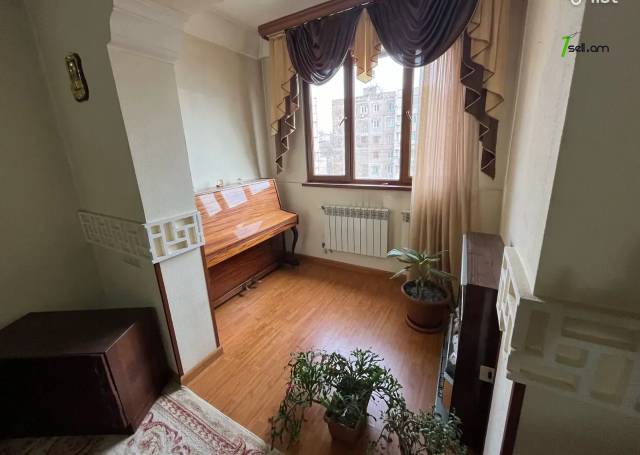 3 սենյականոց բնակարան Հունան Ավետիսյանի փողոցում, 78 ք.մ., կապիտալ վերանորոգված