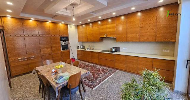 Երեք հարկանի քարե տուն Մոլդովական փողոցում Նոր Նորքում, 1240 ք.մ., 3+ սանհանգույց