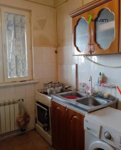 Երեք հարկանի քարե տուն Նոր Արեշի 37րդ փողոցում Էրեբունիում, 536 ք.մ., 2 սանհանգույց