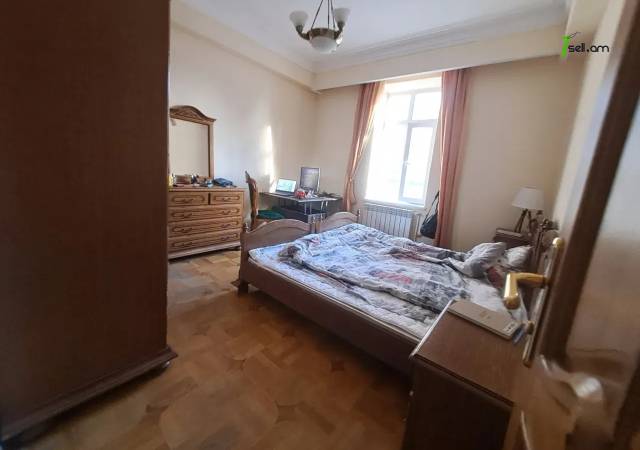 5 սենյականոց բնակարան Ալեք Մանուկյանի փողոցում, 210 ք.մ., 2 սանհանգույց, 2/9 հարկ