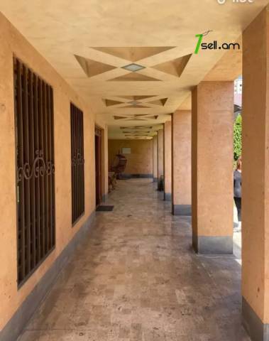 Երեք հարկանի տուն Արաբկիր 51-րդ փողոցում Արաբկիրում, 580 ք.մ., 3+ սանհանգույց