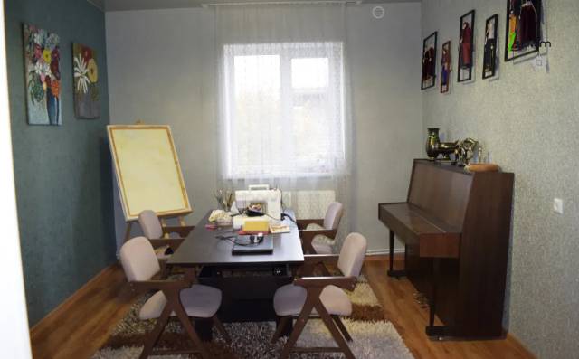Երկու հարկանի քարե տուն, Ղարսի խճուղի Գյումրիում, 298 ք.մ., 2 սանհանգույց