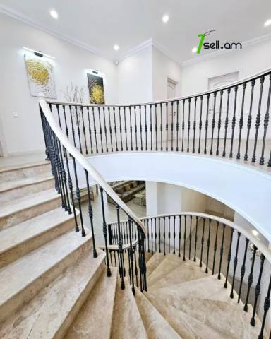 Երկու հարկանի քարե տուն, Նոյ թաղամաս Աջափնյակում, 820 քմ, 3+ սանհանգույց, կապիտալ վերանորոգված