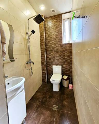 Երեք հարկանի քարե տուն Բագրևանդի փողոցում Նոր Նորքում, 1560 ք.մ., 3+ սանհանգույց