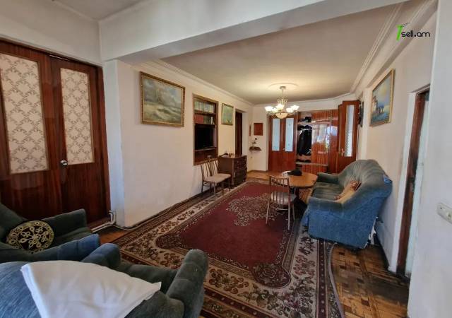 Երկու հարկանի քարե տուն Խորեն Խաչատրյան փողոցում Աջափնյակում, 300 ք.մ., 2 սանհանգույց