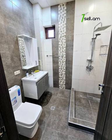 Երեք հարկանի տուն Ղափանցյան փողոցում Արաբկիրում, 500 ք.մ., 2 սանհանգույց, եվրովերանորոգված