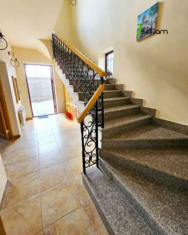 Երեք հարկանի քարե տուն Բագրևանդի 44-րդ փողոցում Նոր Նորքում, 1340 ք.մ., 3+ սանհանգույց