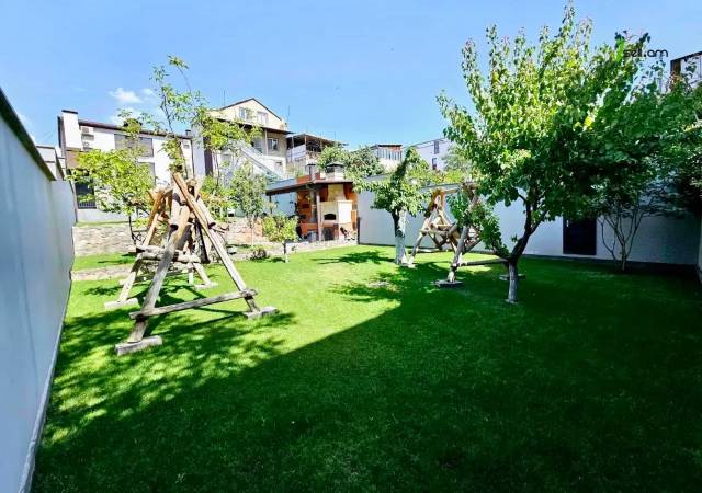 Երկու հարկանի քարե տուն Քաջազնունու փողոցում կենտրոնում, 750 ք.մ., 3+ սանհանգույց