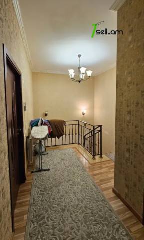 Երկու հարկանի քարե թաունհաուզ, Նորաշեն թաղամաս Աջափնյակում, 260 ք.մ., 2 սանհանգույց