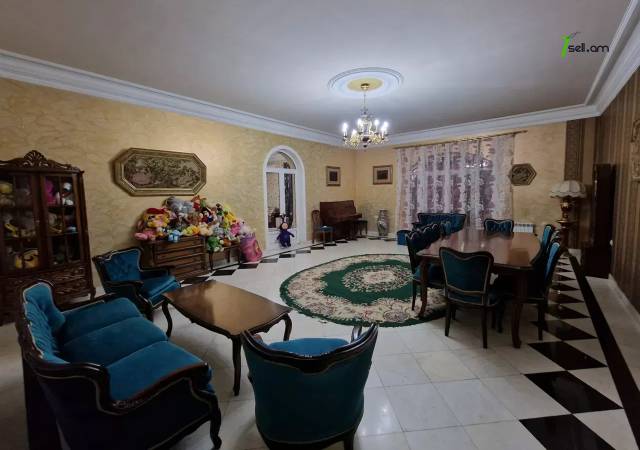 Երեք հարկանի քարե տուն Պարոնյան փողոցում կենտրոնում, 550 քմ, 3+ սանհանգույց, եվրովերանորոգված