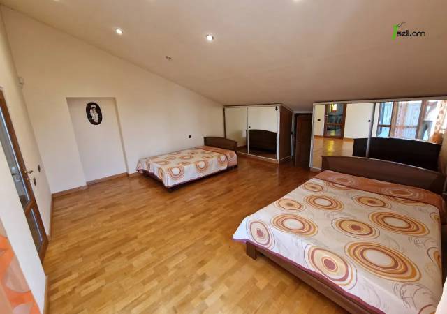 Երեք հարկանի քարե տուն, Ձոր 1 թաղամաս Դավիթաշենում, 800 ք.մ., 3+ սանհանգույց, կապիտալ վերանորոգված