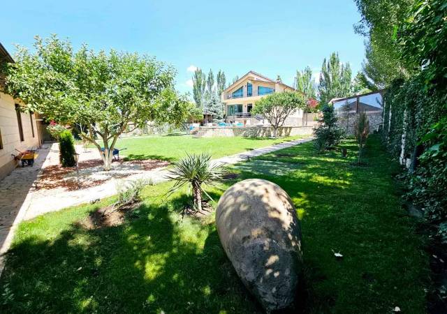 Երկու հարկանի տուն Մուշ 10-րդ փողոցում Քասախում, 1560 քմ, 3+ սանհանգույց, կապիտալ վերանորոգված