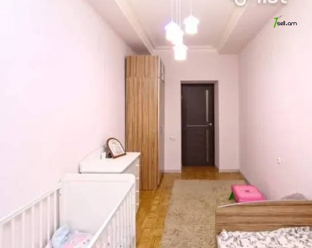 4 սենյականոց բնակարան Սայաթ-Նովայի պողոտայում, 87 ք.մ., բարձր առաստաղներ, 3/5 հարկ, եվրովերանորոգված