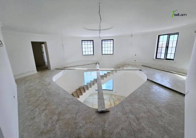 Երեք հարկանի քարե տուն Գևորգ Վարդանյան փողոցում Արաբկիրում, 1660 քմ, 3+ սանհանգույց