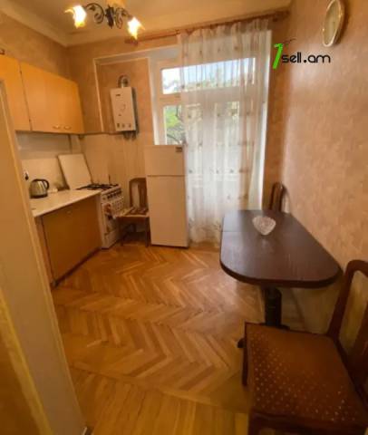 1 սենյականոց բնակարան Չարենցի փողոցում, 45 ք.մ., 2/4 հարկ, կապիտալ վերանորոգված, քարե շենք