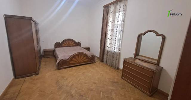 3 սենյականոց բնակարան Խորենացու փողոցում, 90 ք.մ., 3/5 հարկ, կապիտալ վերանորոգված, քարե շենք