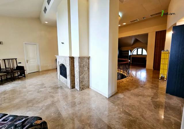 Երեք հարկանի տուն Արաբկիրում, 3200 ք.մ., 3+ սանհանգույց, մեծ հողամաս, կապիտալ վերանորոգված