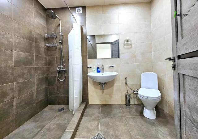 Երկու հարկանի քարե տուն Զովունի 6 փողոցում Զովունիում, 470 ք.մ., 2 սանհանգույց, կապիտալ վերանորոգված