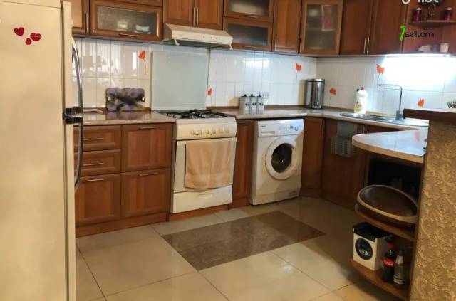 4 սենյականոց բնակարան Մաշտոցի պողոտայում, 135 ք.մ., 2 սանհանգույց, կապիտալ վերանորոգված, քարե շենք