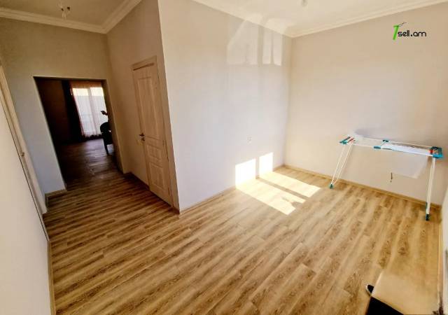 Երկու հարկանի քարե տուն 13-րդ փողոցում Զովունիում, 250 ք.մ., 2 սանհանգույց, եվրովերանորոգված