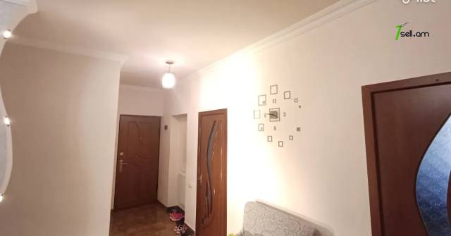 3 սենյականոց բնակարան Աբովյան փողոցում, 87 ք.մ., 3/5 հարկ, կապիտալ վերանորոգված, քարե շենք