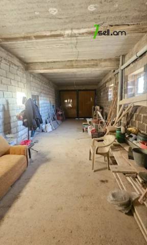 Երեք հարկանի քարե տուն Խաչատուր Աբովյանի 21-րդ փողոցում Առինջում, 1360 ք.մ., 3+ սանհանգույց