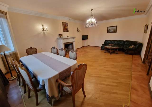 Երկու հարկանի քարե տուն, Եղվարդի խճուղի Զովունիում, 1000 ք.մ., 3+ սանհանգույց, եվրովերանորոգված